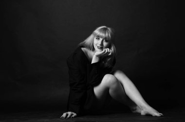 Seksi kız, ıslak saç portresi. bir adamın ceketinde.