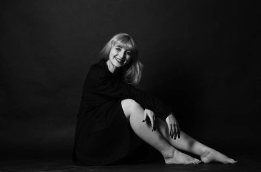 Seksi kız, ıslak saç portresi. bir adamın ceketinde