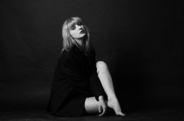 Seksi kız, ıslak saç portresi. bir adamın ceketinde