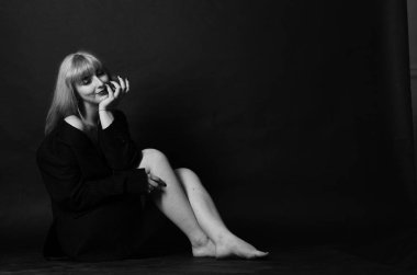 Seksi kız, ıslak saç portresi. bir adamın ceketinde