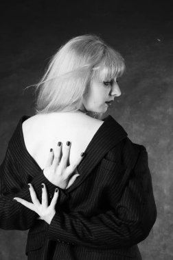 Bir adamın ceketi studio poz ile seksi kadın