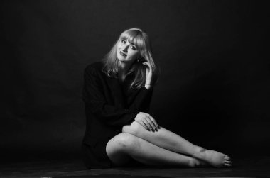 Seksi kız, ıslak saç portresi. bir adamın ceketinde