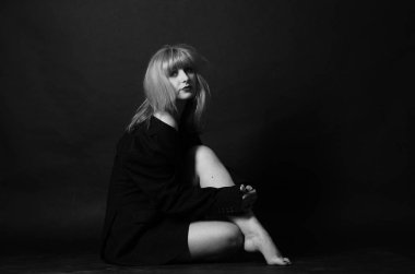 Seksi kız, ıslak saç portresi. bir adamın ceketinde