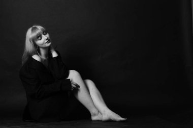 Seksi kız, ıslak saç portresi. bir adamın ceketinde