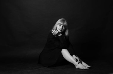 Seksi kız, ıslak saç portresi. bir adamın ceketinde