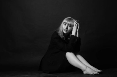 Seksi kız, ıslak saç portresi. bir adamın ceketinde