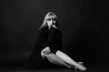 Seksi kız, ıslak saç portresi. bir adamın ceketinde