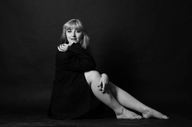 Seksi kız, ıslak saç portresi. bir adamın ceketinde