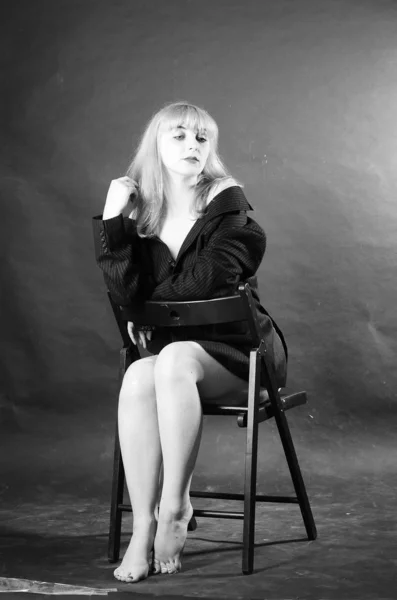 Σέξι γυναίκα με σακάκι ενός άνδρα που θέτουν σε στούντιο — Φωτογραφία Αρχείου