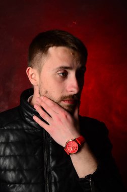 stüdyoda poz güzel genç adam