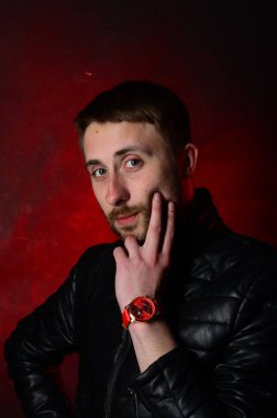 stüdyoda poz güzel genç adam