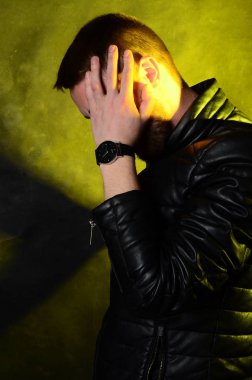 stüdyoda poz güzel genç adam