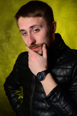 stüdyoda poz güzel genç adam