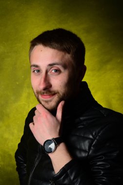 stüdyoda poz güzel genç adam