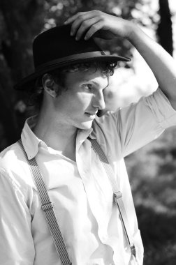 Şapkalı şık genç adam