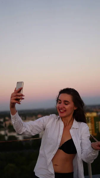 Außenporträt Der Schönen Mädchen Die Ein Selfie Auf Dem Dach — Stockfoto