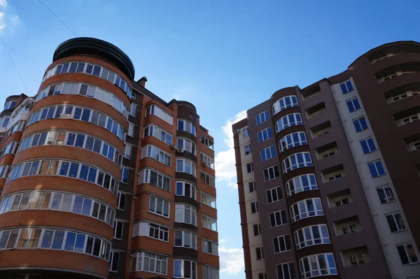 Fasad av en flera våningar byggnad. Fragmentet — Stockfoto