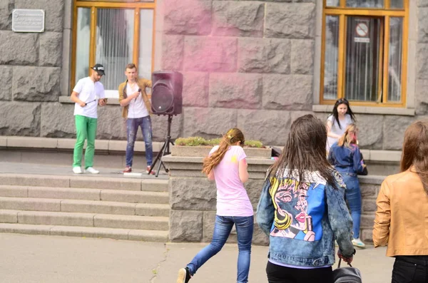 Lutsk, Ukraine - 01.06.2017 Pèlerins des Journées Mondiales de la Jeunesse pendant le concert Singing Europe. Le concert fait partie des Journées dans les diocèses des Journées Mondiales de la Jeunesse et Capitole Européenne de la Culture . — Photo