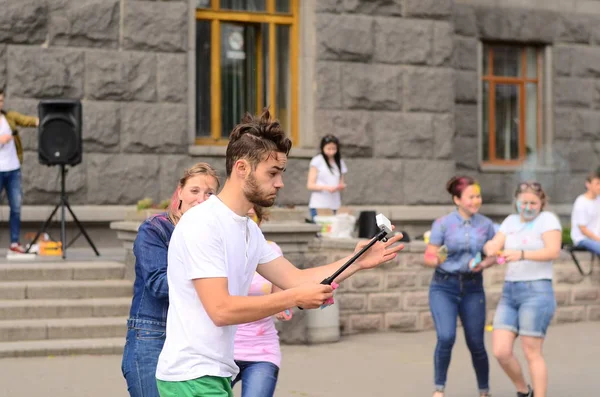 Lutsk, Ukraine - 01.06.2017 Pèlerins des Journées Mondiales de la Jeunesse pendant le concert Singing Europe. Le concert fait partie des Journées dans les diocèses des Journées Mondiales de la Jeunesse et Capitole Européenne de la Culture . — Photo