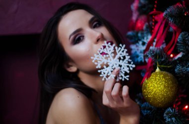 Çekici esmer güzellik sandalyede oturuyor.