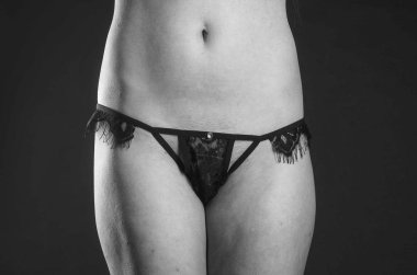 çok güzel ince model poz koyu arka planı