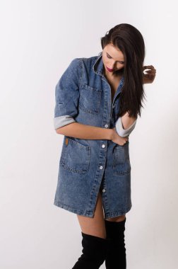 Çekici esmer güzellik sandalyede oturuyor.