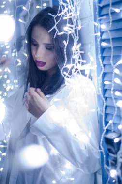 Çekici esmer güzellik sandalyede oturuyor.