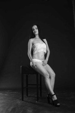 keten pijama seksi esmer, stüdyoda poz, koyu fotoğraflar, zarif model, güzel makyaj, paslı stüdyo fotoğraf stüdyosu duvarlar üfleme