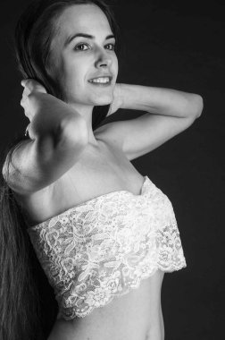 keten pijama seksi esmer, stüdyoda poz, koyu fotoğraflar, zarif model, güzel makyaj, paslı stüdyo fotoğraf stüdyosu duvarlar üfleme