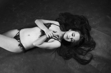 keten pijama seksi esmer, stüdyoda poz, koyu fotoğraflar, zarif model, güzel makyaj, paslı stüdyo fotoğraf stüdyosu duvarlar üfleme