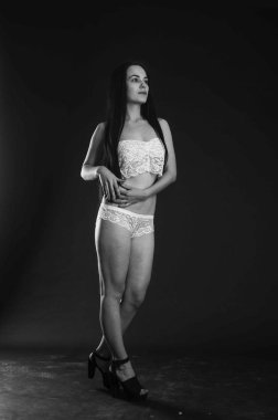 keten pijama seksi esmer, stüdyoda poz, koyu fotoğraflar, zarif model, güzel makyaj, paslı stüdyo fotoğraf stüdyosu duvarlar üfleme