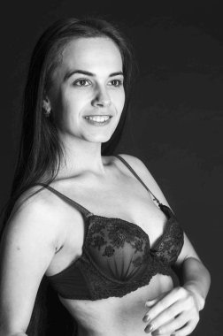 keten pijama seksi esmer, stüdyoda poz, koyu fotoğraflar, zarif model, güzel makyaj, paslı stüdyo fotoğraf stüdyosu duvarlar üfleme