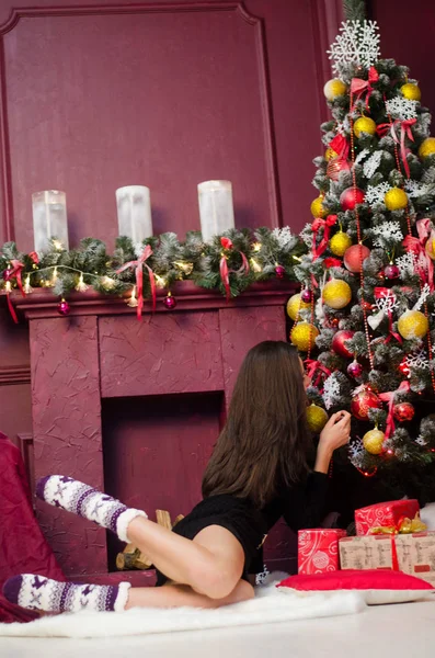 Çekici esmer güzellik sandalyede oturuyor.