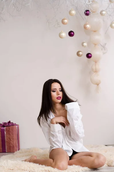 Retrato de moda de modelo chica en el interior con árbol de Navidad. Mujer linda en lencería blanca de encaje. Culo femenino en ropa interior. Cuerpo desnudo . —  Fotos de Stock