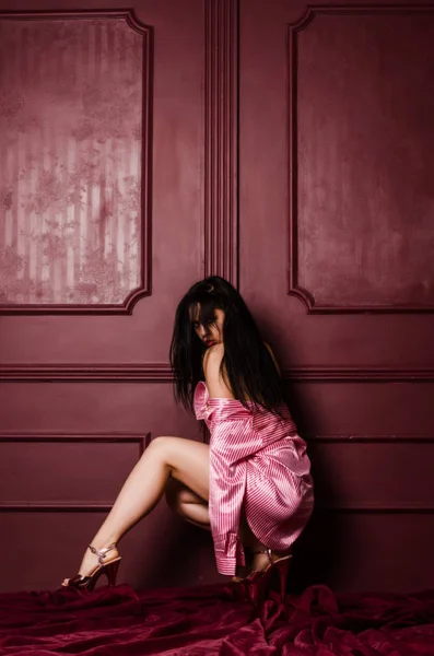 Fiatal gyönyörű nő egy divatos vászon luxus barna a stúdióban — Stock Fotó