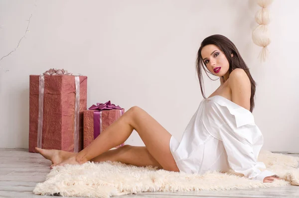 Modeporträt des Model-Mädchens drinnen mit Weihnachtsbaum. niedliche Frau in weißen Spitzenunterwäsche. weiblichen Arsch in Unterwäsche. nackter Körper. — Stockfoto