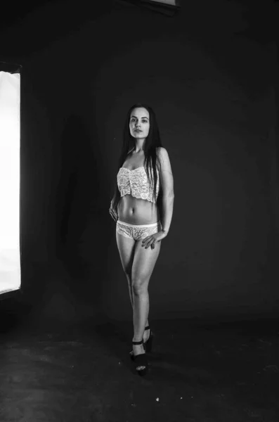 Sexy Brünette im Schlafanzug aus Leinen, posiert im Studio, dunkle Fotos, exquisites Modell, schönes Make-up, rostige Studio-Fotostudio weht Wände — Stockfoto