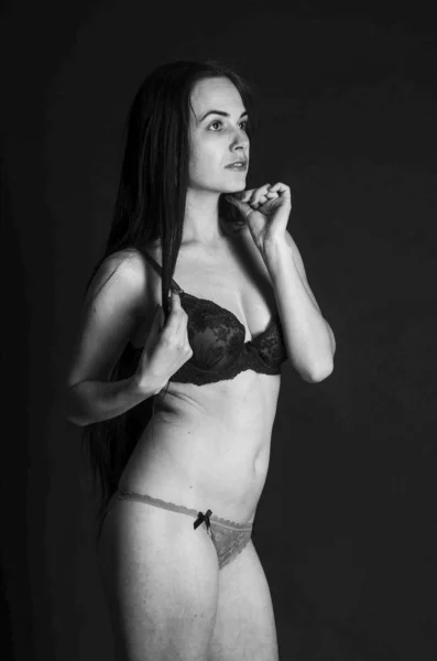 Sexy morena en pijamas de lino, posando en el estudio, fotos oscuras, exquisito modelo, hermoso maquillaje, estudio de fotos oxidado soplando paredes —  Fotos de Stock