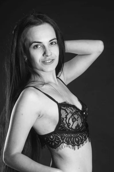 Sexy Brünette im Schlafanzug aus Leinen, posiert im Studio, dunkle Fotos, exquisites Modell, schönes Make-up, rostige Studio-Fotostudio weht Wände — Stockfoto