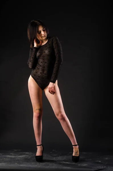Joven hermosa chica desnuda aislada sobre un fondo negro —  Fotos de Stock