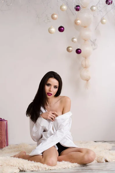 Portrait de mode de fille modèle à l'intérieur avec arbre de Noël. Femme mignonne en dentelle blanche lingerie. Cul féminin en sous-vêtements. Corps nu . — Photo