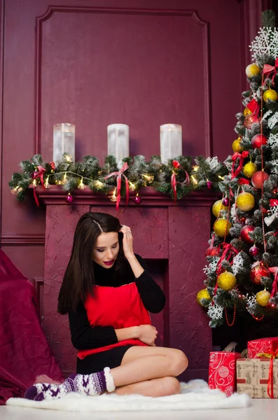 Çekici esmer güzellik sandalyede oturuyor.