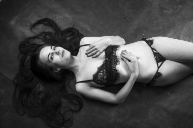 keten pijama seksi esmer, stüdyoda poz, koyu fotoğraflar, zarif model, güzel makyaj, paslı stüdyo fotoğraf stüdyosu duvarlar üfleme