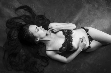 keten pijama seksi esmer, stüdyoda poz, koyu fotoğraflar, zarif model, güzel makyaj, paslı stüdyo fotoğraf stüdyosu duvarlar üfleme