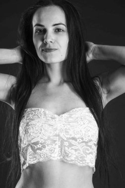 keten pijama seksi esmer, stüdyoda poz, koyu fotoğraflar, zarif model, güzel makyaj, paslı stüdyo fotoğraf stüdyosu duvarlar üfleme