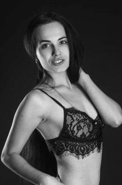 keten pijama seksi esmer, stüdyoda poz, koyu fotoğraflar, zarif model, güzel makyaj, paslı stüdyo fotoğraf stüdyosu duvarlar üfleme