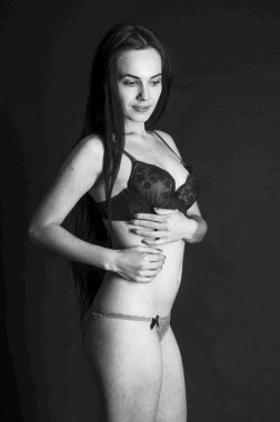 keten pijama seksi esmer, stüdyoda poz, koyu fotoğraflar, zarif model, güzel makyaj, paslı stüdyo fotoğraf stüdyosu duvarlar üfleme