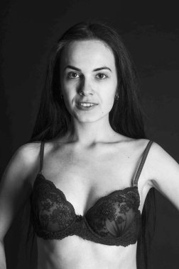 keten pijama seksi esmer, stüdyoda poz, koyu fotoğraflar, zarif model, güzel makyaj, paslı stüdyo fotoğraf stüdyosu duvarlar üfleme