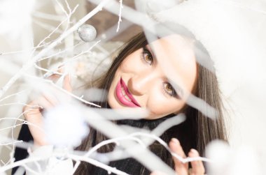 Çekici esmer güzellik sandalyede oturuyor.