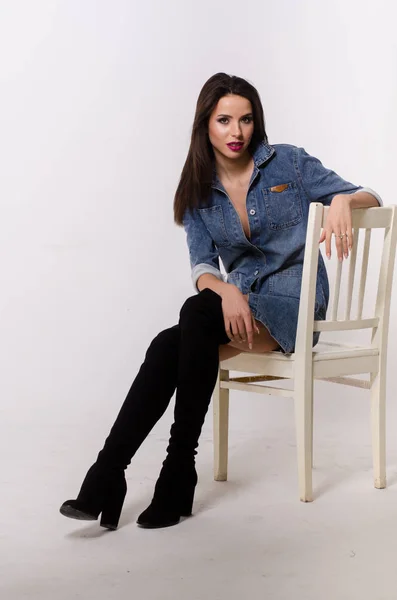 Ohromující brunetka krása sedí na židli — Stock fotografie